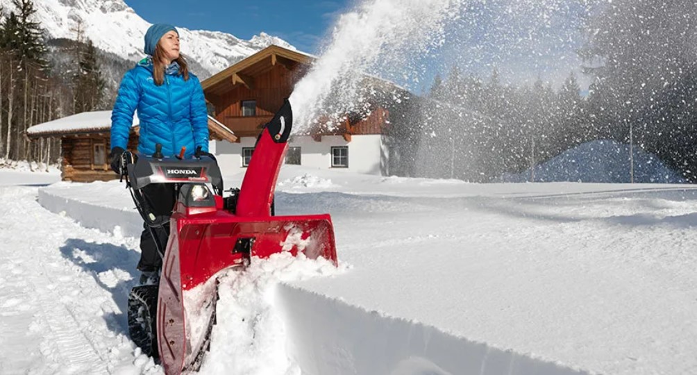 Для участков с обледенелыми склонами или сложным рельефом – двухступенчатый самоходный бензиновый снегоуборщик