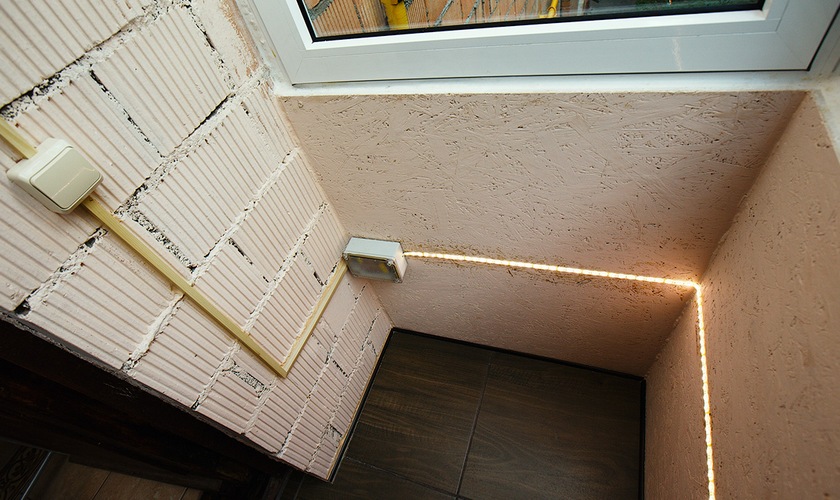 открытый монтаж электропроводки на балконе