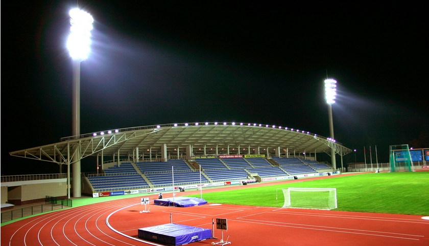 освещение прожекторами стадионов