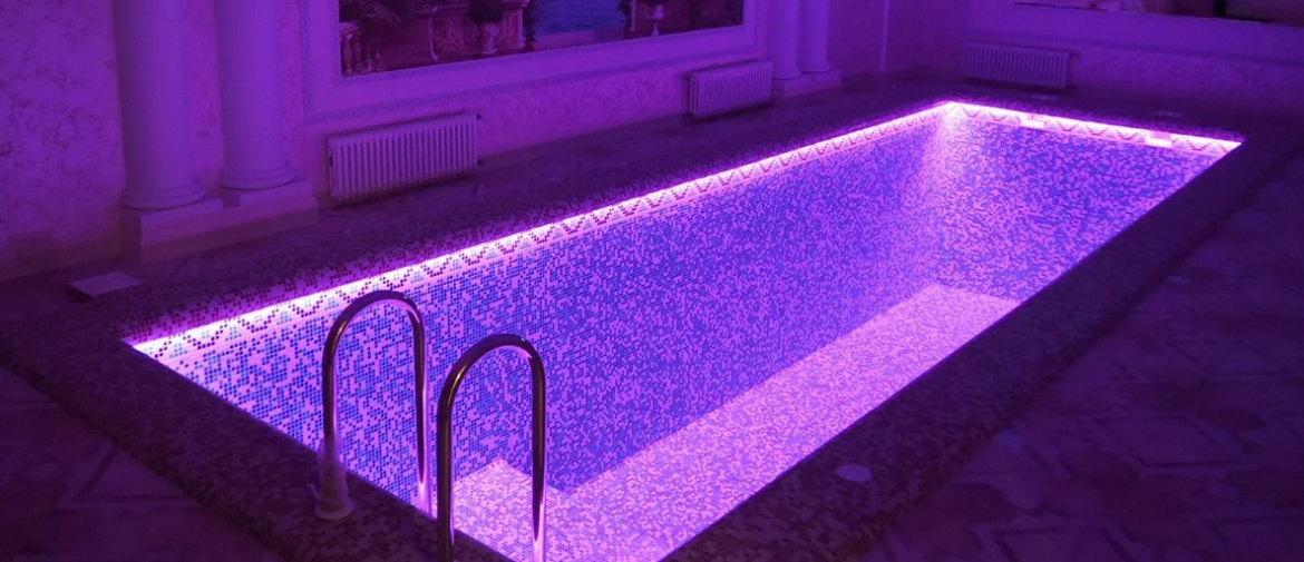 Для подсветки бассейнов и фасадов используйте влагозащищённую светодиодную ленту